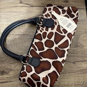 Giraffe Pattern Shoulder Bag insulated for wine with Black Accents